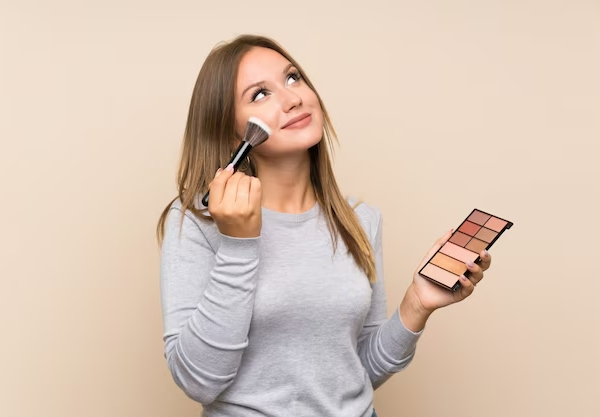 chica-adolescente-paleta-maquillaje maquillaje profesional