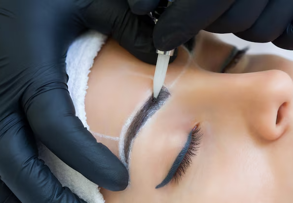 maquillaje-permanente-cejas-mujer-hermosa-cejas-gruesas-salon-belleza-estetista-primer-plano-tatuand micropigmentacion de cejas