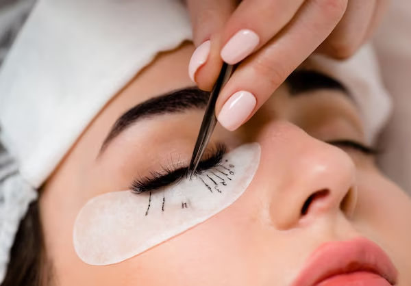 extensiones-pestanas-salon-belleza-entrenamiento-marcaje_88340-296 extensiones-pestanas-salon-belleza-entrenamiento-marcaje_88340-296