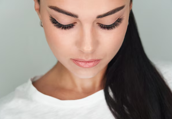 hermosa-chica-pestanas-extendidas-ojos-cerrados_130111-4938 hermosa-chica-pestanas-extendidas-ojos-cerrados_130111-4938