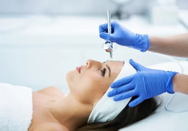 hermosa-joven-recibiendo-tratamiento-facial-salon-belleza_470178-9692